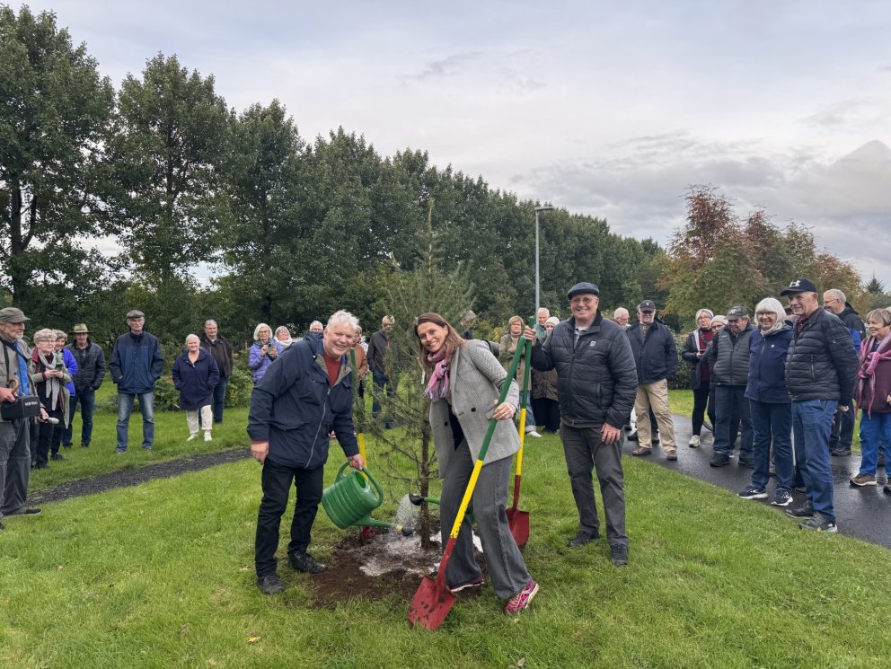 Friðrik Baldursson, Ásdís Kristjánsdóttir og Sigurður Skúlason við gróðursetningu.