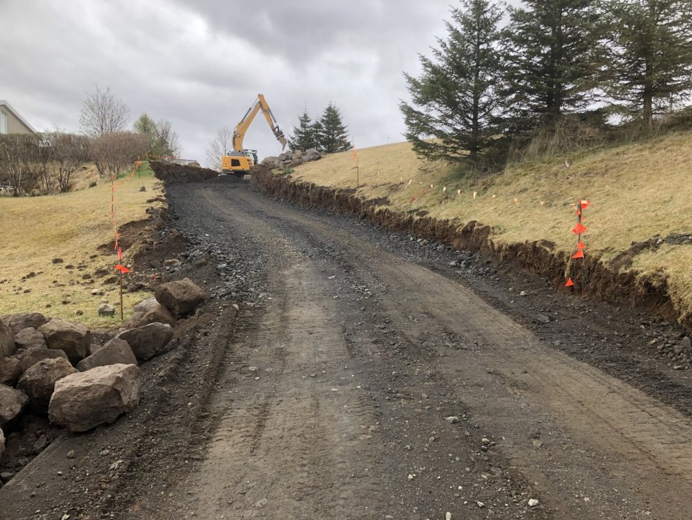 Framkvæmdir við göngu- og hjólastíg meðfram Lindarvegi