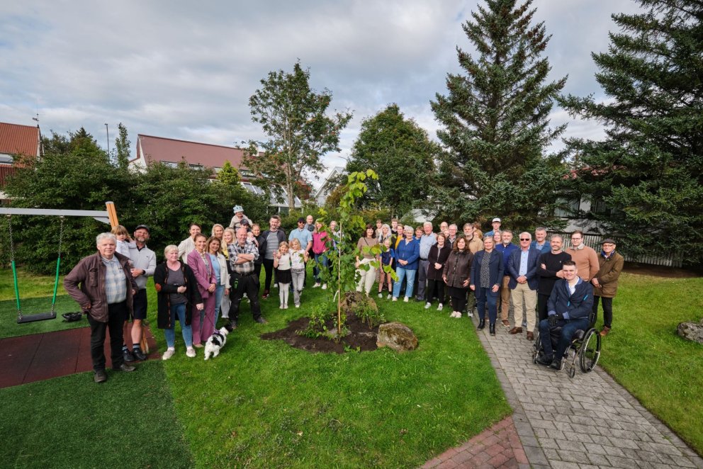 Íbúar Bjarnhólastígs komu saman í tilefni þess að gatan er Gata ársins í Kópavogi 2025.