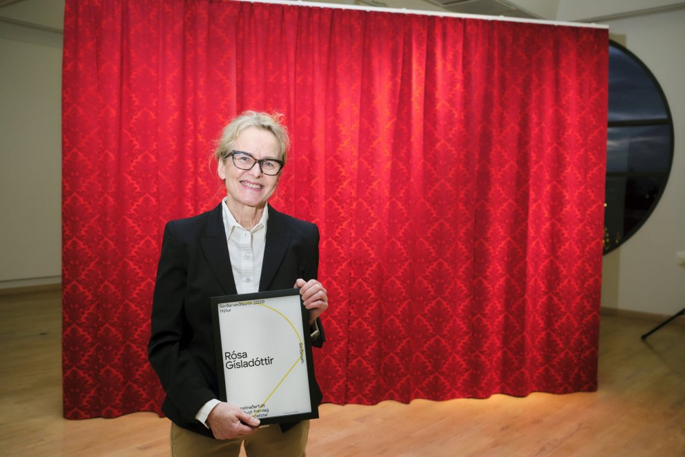 Rósa Gísladóttir með viðurkenningarskjal Gerðarverðlaunanna. Í bakgrunni má sjá verk eftir Ólöfu He…