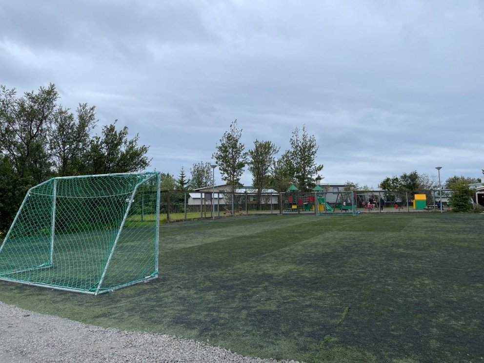 Gervigrasvöllur við Stelluróló.