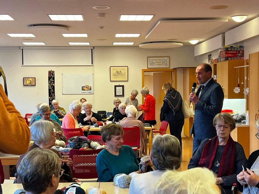 Forseti Íslands ræðir við heimilisfólk Gjábakka.