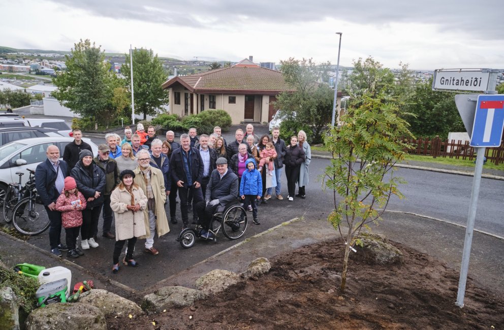 Íbúar í Gnitaheiði ásamt Orra Hlöðverssyni, formanni bæjarráðs, Bergi Þorra Benjamínssonar, formann…