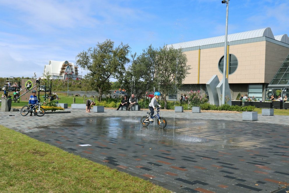 Gosbrunnurinn á túninu við Menningarhúsin í Kópavogi er vinsæll.