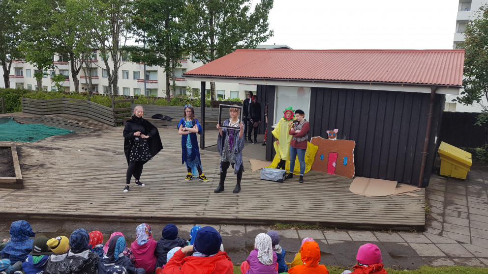 Frá leiksýningu 16 og 17 ára unglinga í Götuleikhúsinu í Kópavogi.