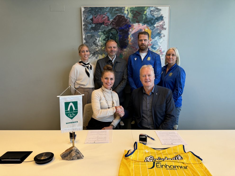 Á myndinni eru frá vinstri: Tanja Tómasdóttir framkvæmdastjóri Breiðablik, Ásgeir Baldurs, formaður…