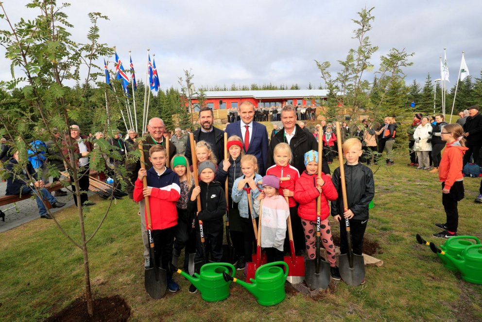 Á myndinni eru Bernhard Jóhannesson framkvæmdastjóri Skógræktarfélags Kópavogs, Ármann Kr. Ólafsson…