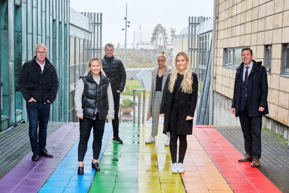 Á myndinni eru frá vinstri: Valdimar Gunnarsson, framkvæmdastjóri UMSK, Olga Bjarnadóttir, framkvæm…