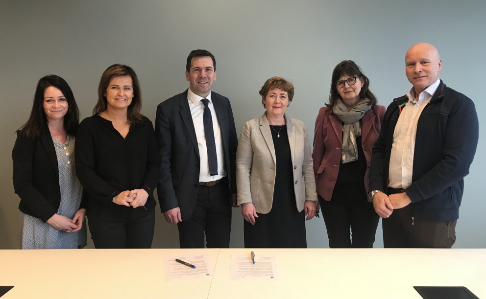 Á myndinni eru Gauja Hálfdanardóttir deildarstjóri þjónustu aldraðra, Theodóra S. Þorsteinsdóttir f…