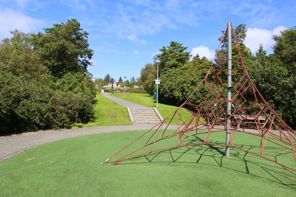 Hlíðargarður í Kópavogi er milli Lindarhvamms og Hliðarhvamms.