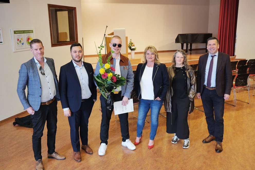 Á myndinni eru bæjarlistamaðurinn ásamt lista- og menningarráði og bæjarstjóra. Frá vinstri: Guðmun…