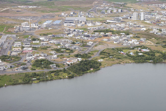 Lóðin er vinstra megin á myndinni, ofan við veginn sem liggur meðfram vatninu.