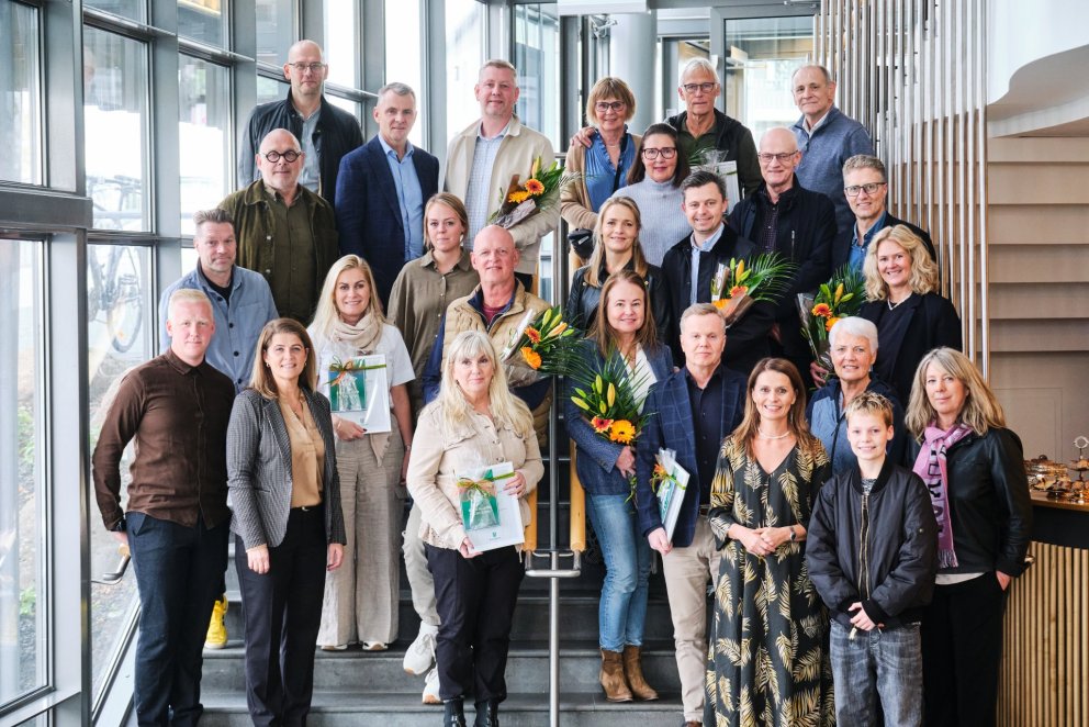 Handhafar umhverfisviðurkenninga ásamt bæjarstjóra og skipulags- og umhverfisráði.