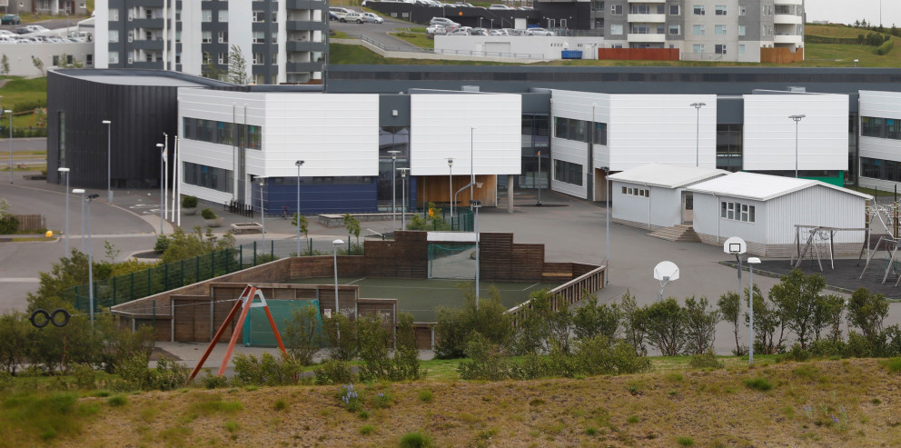 Battavöllur við Hörðuvallaskóla er á meðal gervigrasvalla sem rannsakaðir voru í skýrslunni.