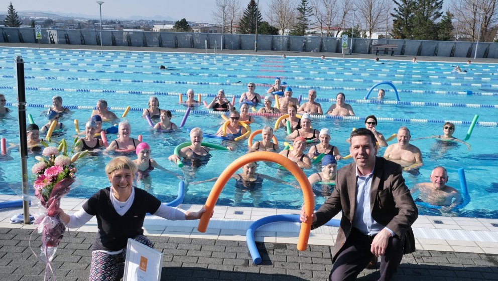 Helga Guðrún Gunnarsdóttir og Ármann Kr. Ólafsson við afhendingu Hvatningarverðlauna Kópavogs.