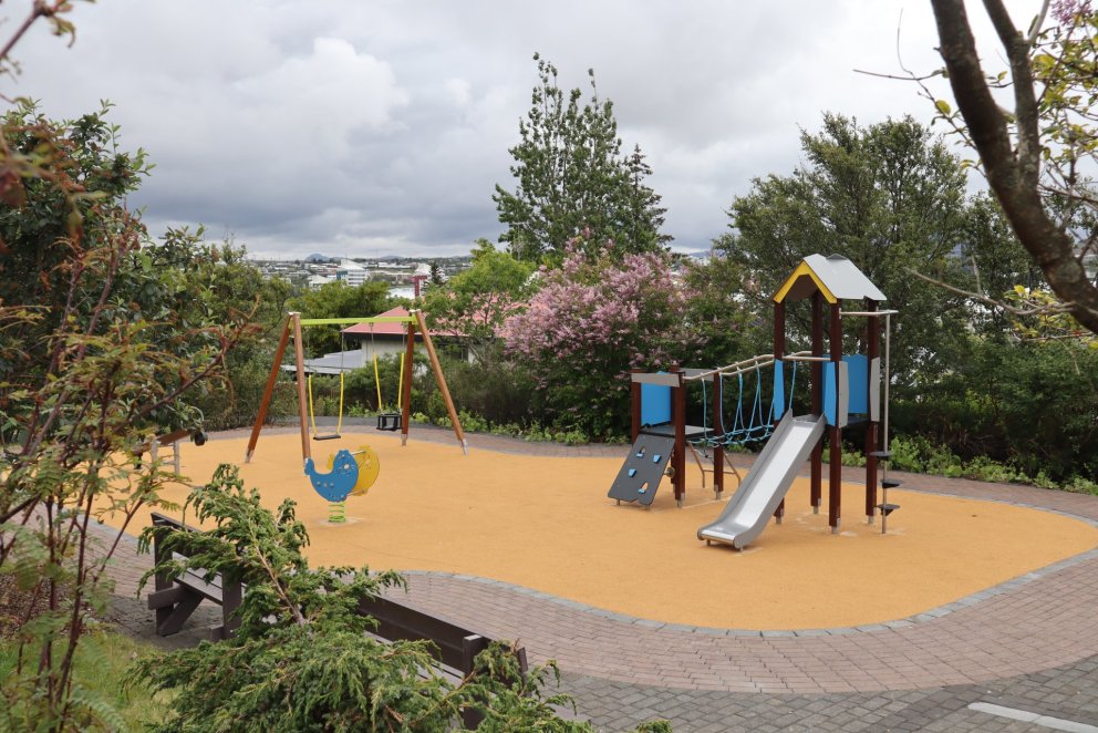 Nýtt undirlag var lagt undir bæði leiktæki og stíga en þetta er fyrsti leikvöllurinn í Kópavogi sem…