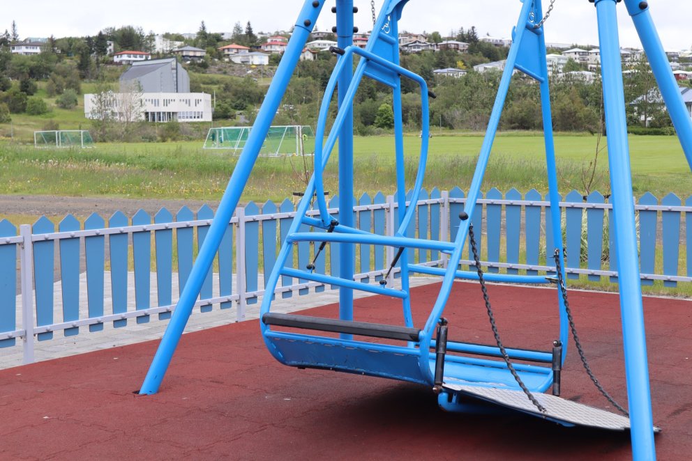 Rólan er staðsett á leiksvæði norðan við Dalsmára, austan við Sporthúsið.