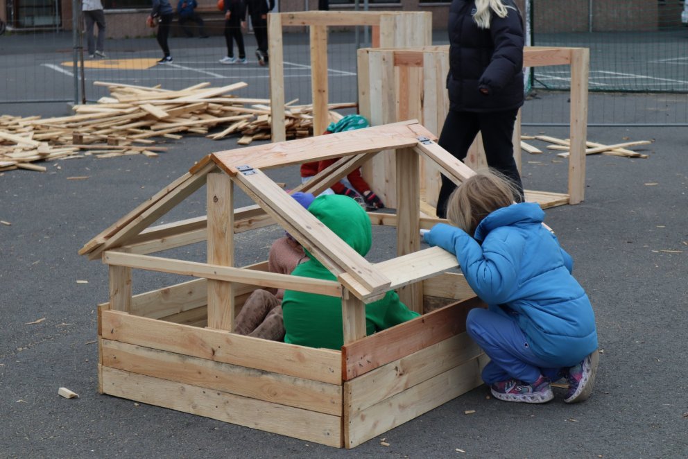 Smíðavellir eru við Smáraskóla, Dalsmára 1.