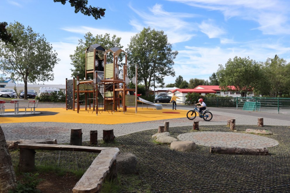 Börn að leik á skólalóð Snælandsskóla.