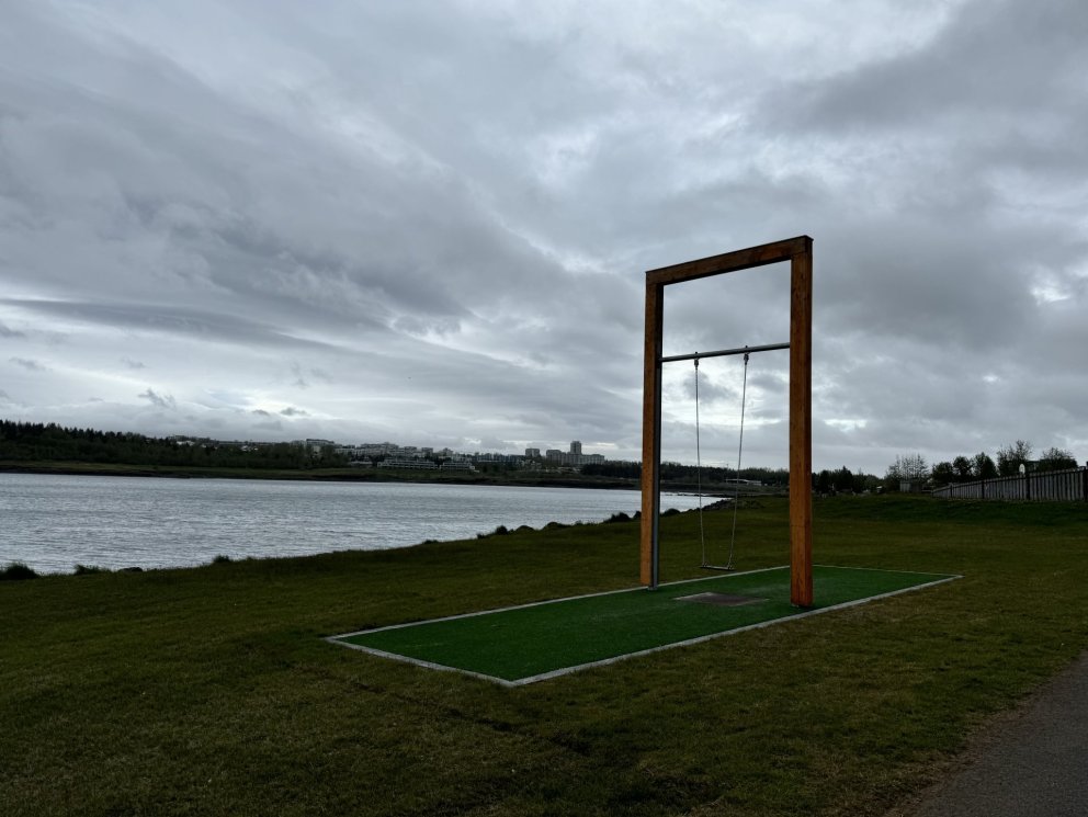 Risaróla við Kársnesstíg.