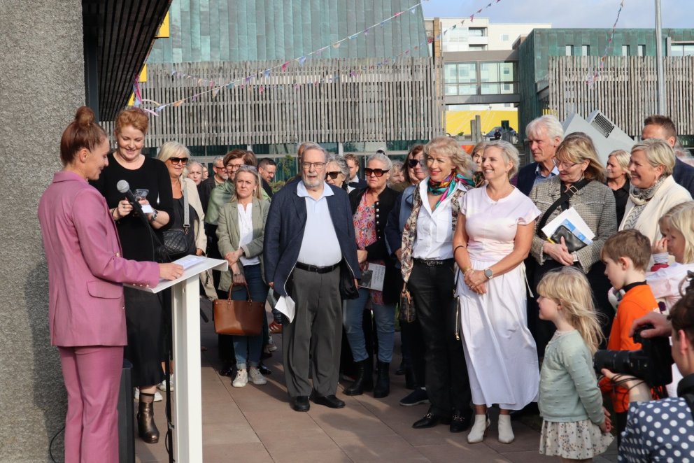 Forseti Ísland Halla Tómasdóttir opnaði sýninguna Hamskipti og Ásdís Kristjánsdóttir bæjarstjóri af…