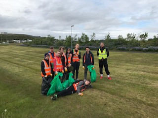Unglingar í Vinnuskóla Kópavogs tóku þátt í að hreinsa plastrusl í sumarbyrjun 2017.
