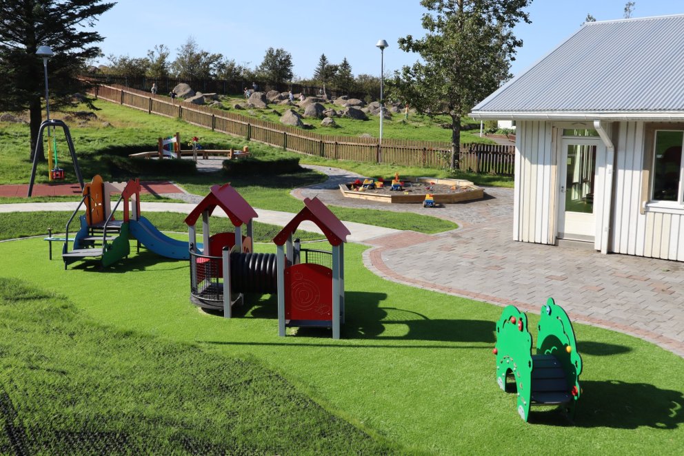 Framkvæmdum er lokið á leikskólalóð Litla Steins, yngstu deild leikskólans Kópasteins.