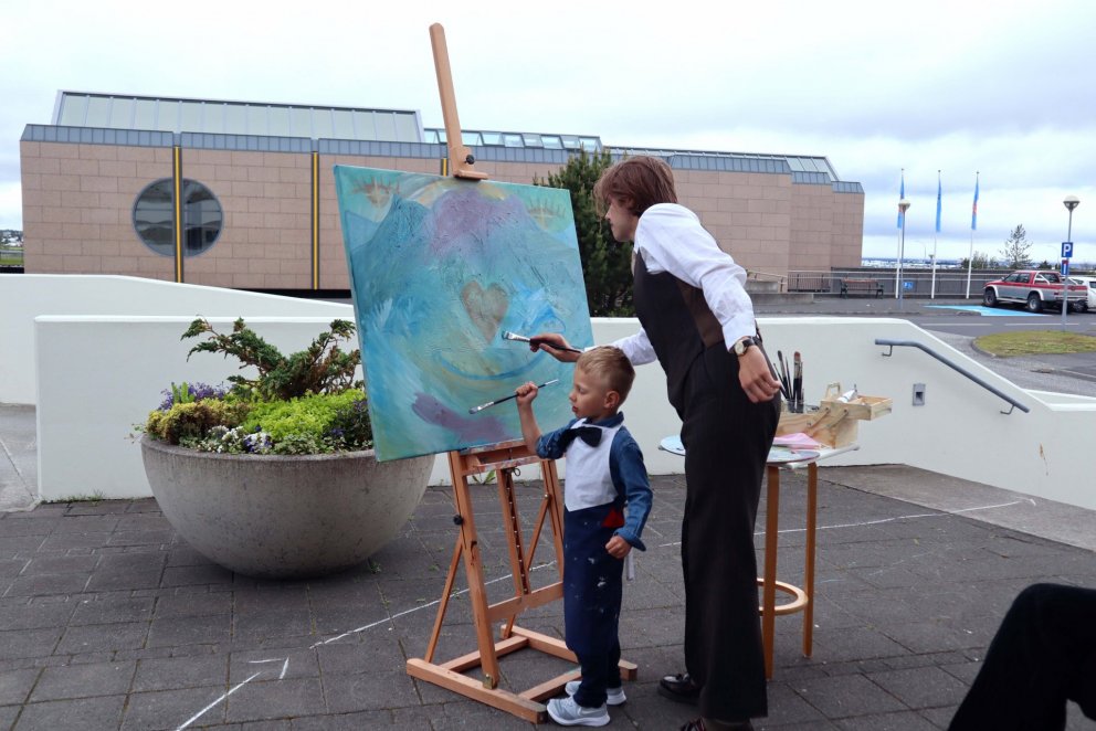 Atriðunum var dreift á milli hæða svo allir kæmust fyrir enda margir forvitnir um starfið.