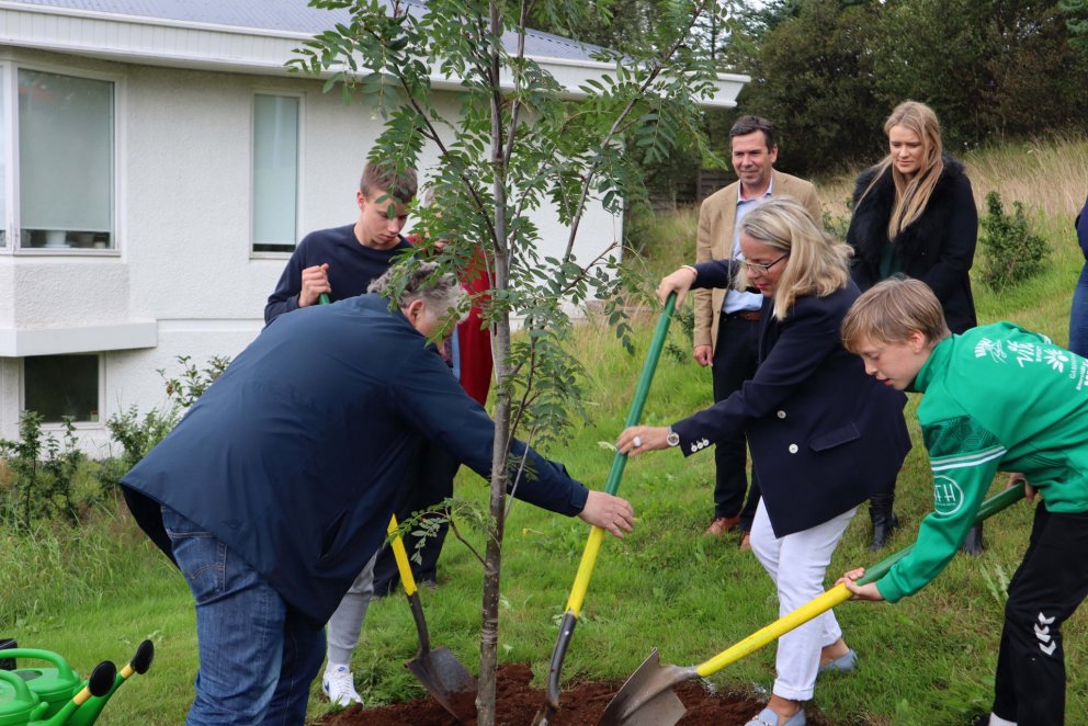 Margrét Friðriksdóttir og Friðrik Baldursson, garðyrkjustjóri Kópavogs, gróðursettu tré í götunni o…