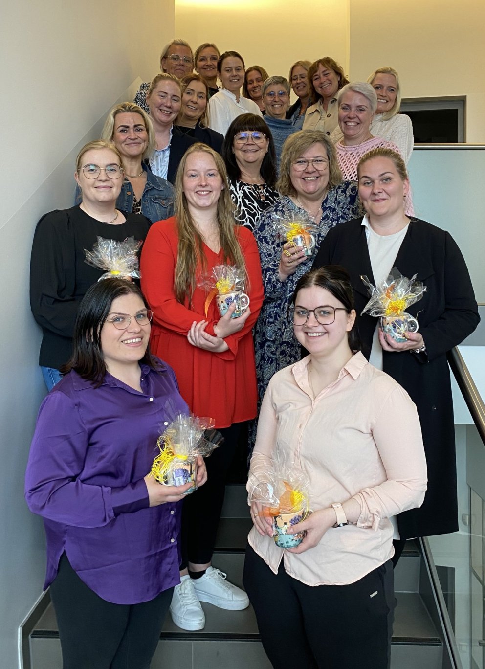 Glæsilegur hópur nýútskrifaðra ásamt starfsfólki leikskóladeildar og sviðsstjóra menntasviðs.