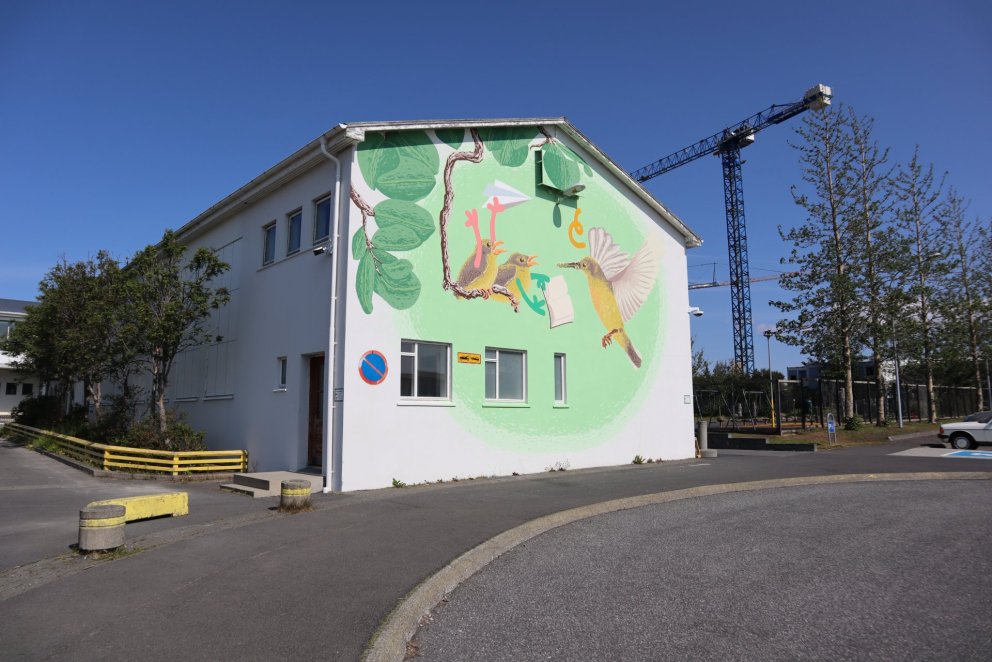 Veggurinn er staðsettur á móti hringtorgi sunnan megin við Kópavogsskóla,