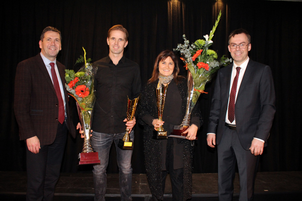 Á mynd í viðhengi eru Ármann Kr. Ólafsson, bæjarstjóri Kópavogs, Birgir Leifur Hafþórsson íþróttaka…