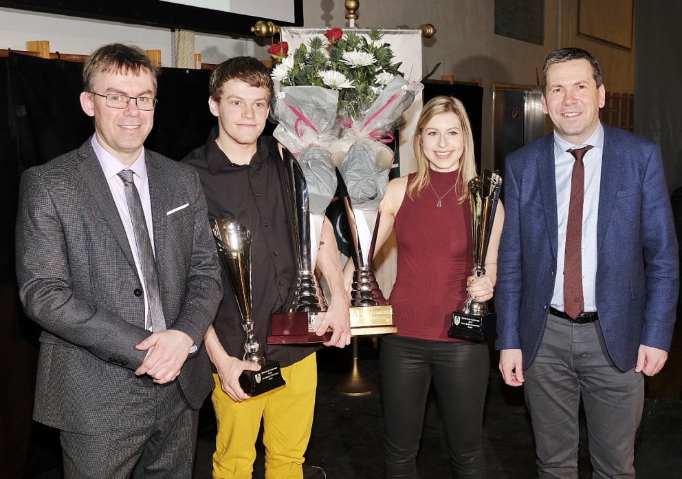 Á myndinni eru frá vinstri Jón Finnbogason formaður íþróttaráðs, Jón Margeir Sverrisson sundmaður ú…