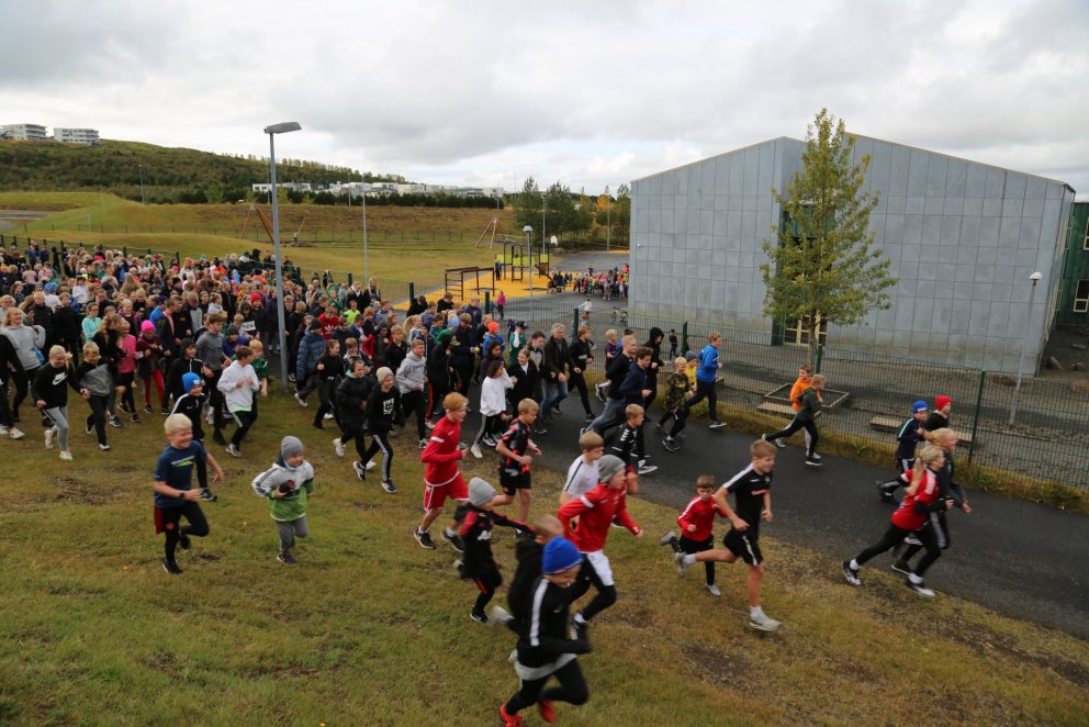 Nemendur í Salaskóla í Ólympíuhlaupi ÍSÍ.