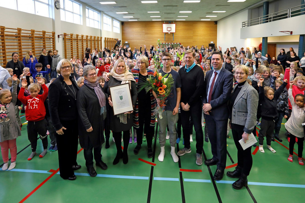 Frá afhendingu viðurkenningar Jafnréttis- og mannréttindaráðs í Snælandsskóla, f.v.: Magnea Einarsd…