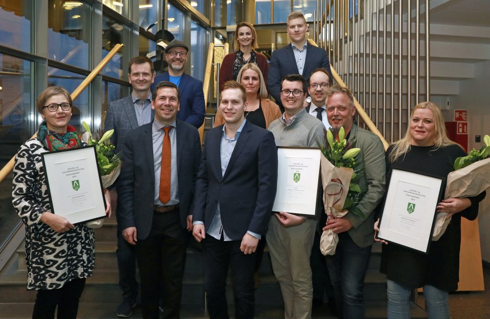 Á myndinni eru handhafar viðurkenninganna, bæjarstjóri Kópavogs og fulltrúar í jafnréttis- og mannr…