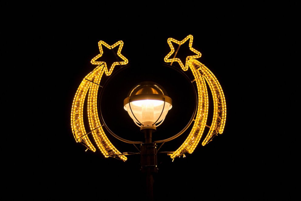 Fagurlega skreyttur ljósastaur í Kópavogi.