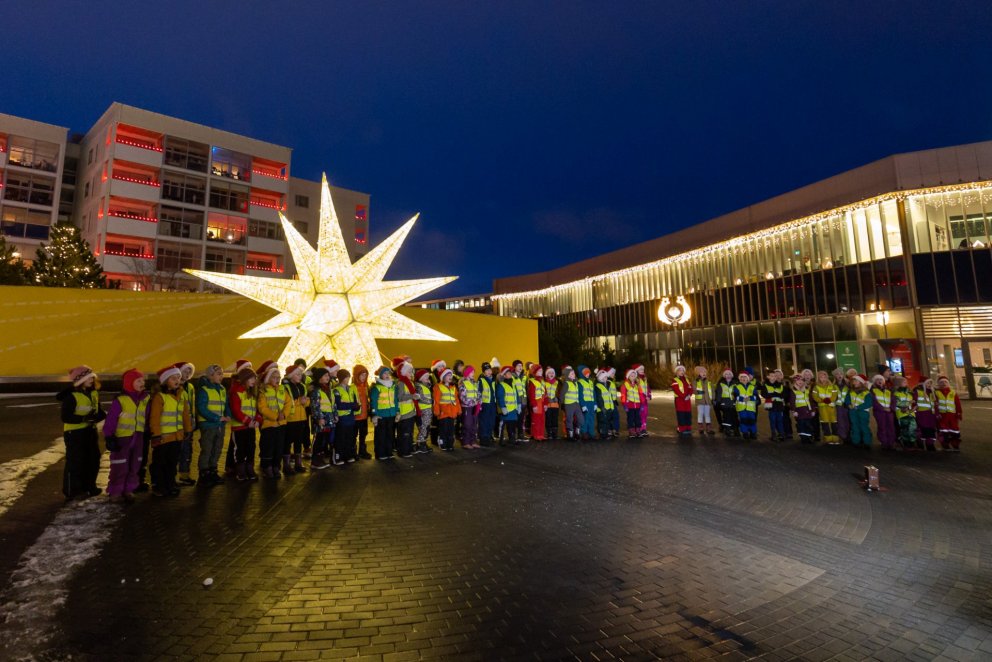 Jólastjarnan og börn á Hálsatorgi.