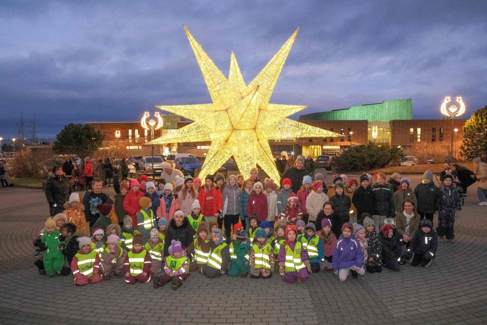 Við jólastjörnuna á Hálsatorgi.