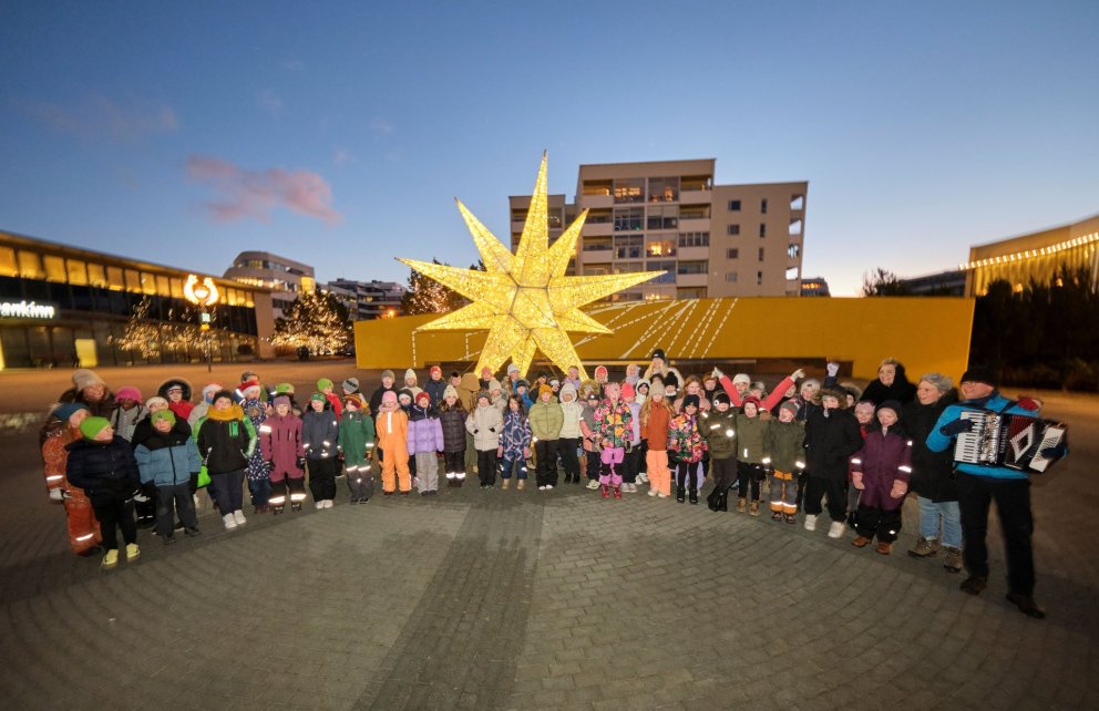 Börn úr Kársnesskóla við jólastjörnuna í Kópavogi.