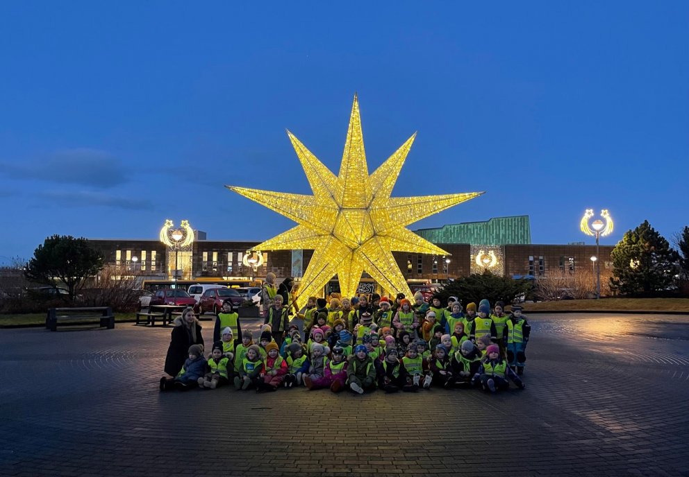 Börn frá Urðarhóli við Jólastjörnuna á Hálsatorgi.