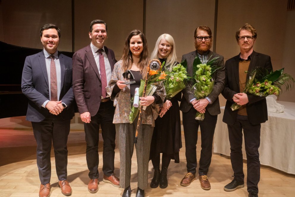Björk Þorgrímsdóttir handhafi Ljóðstafs Jóns úr Vör ásamt bæjarstjóra, varaformanni Lista- og menni…