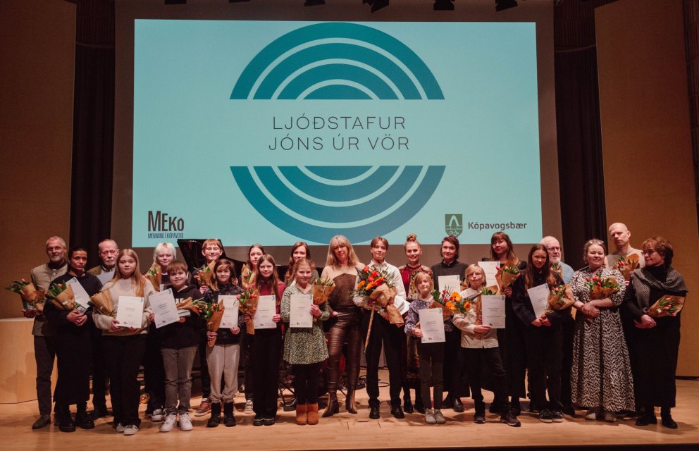 Vinningshafar og handhafar viðurkenninga að lokinni Ljóðahátíð í Salnum.