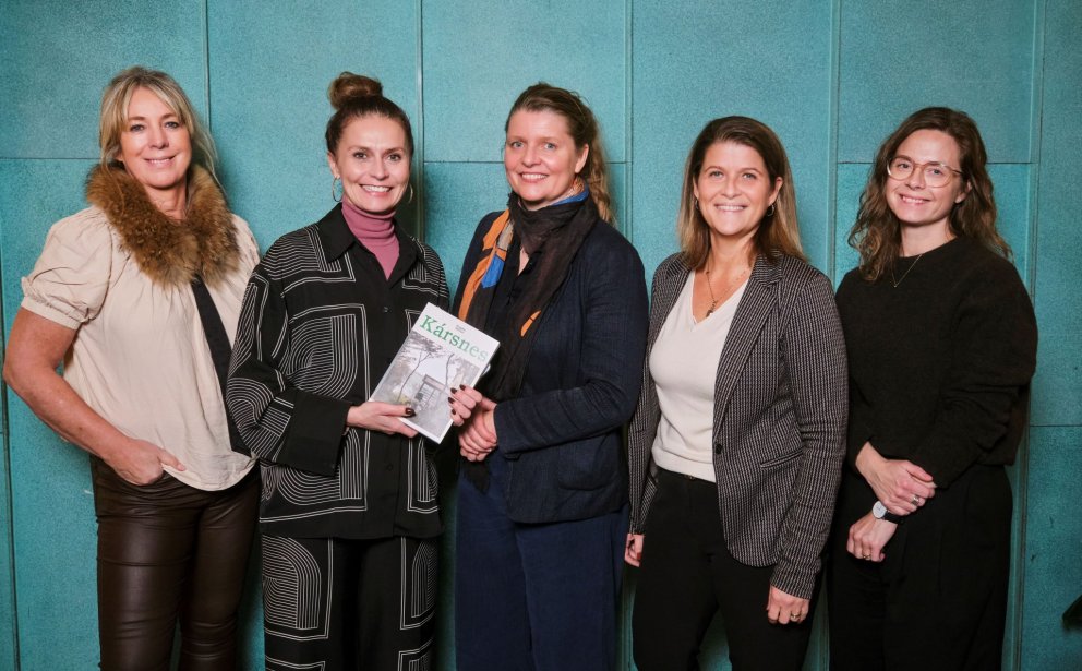 Á myndinni eru frá vinstri: Elísabet Sveinsdóttir forseti bæjarstjórnar, Ásdís Kristjánsdóttir bæja…