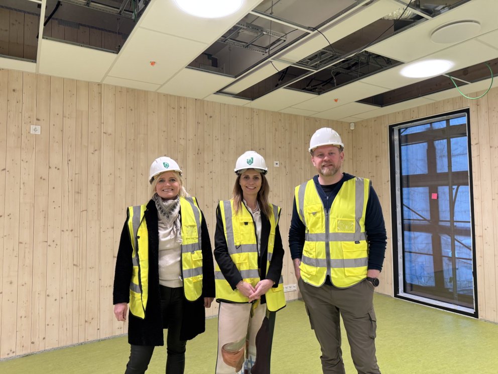 Sigrún Hulda Jónsdóttir og Ásdís Kristjánsdóttir skoðuðu Barnaskóla Kársness á dögunum ásamt Grétar…