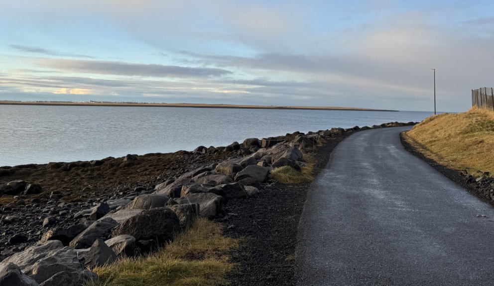 Horft vestur Kársnesstíg í nóvember 2025.