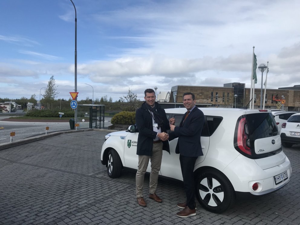 Ármann Kr. Ólafsson bæjarstjóri Kópavogs tekur við lyklum að KIA Soul rafmagnsbíl úr hendi Kristman…