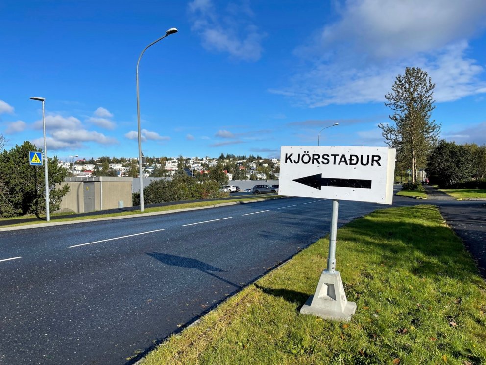 Skilti vísar sem veginn á kjörstað í Kópavogi.