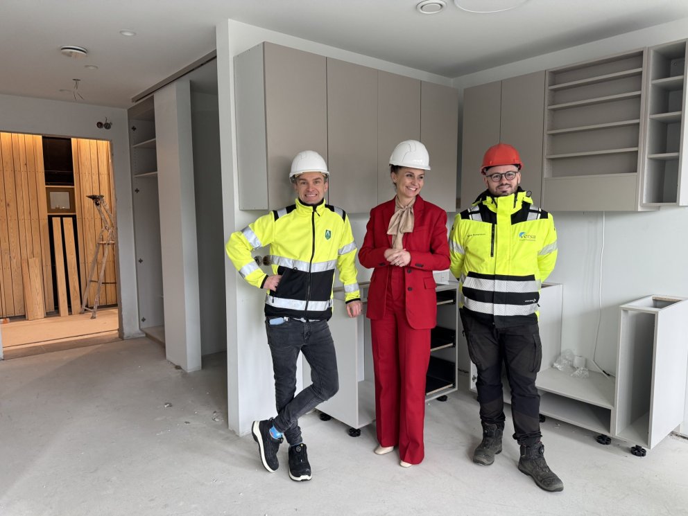 Ásdís Kristjánsdóttir bæjarstjóri ásamt Ármanni Halldórssyni deildarstjóra framkvæmdadeildar og Bja…