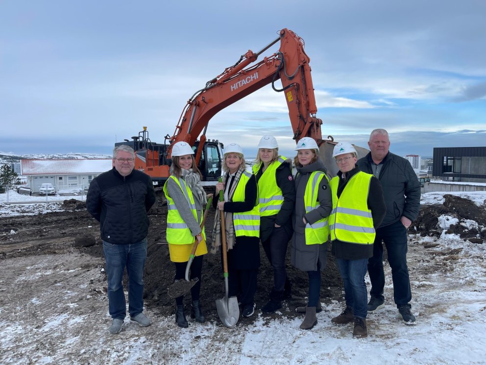 Mynd frá vinstri: Ólafur Arnarson, Sérverk, Ásdís Kristjánsdóttir bæjarstjóri, Björg Baldursdóttir,…